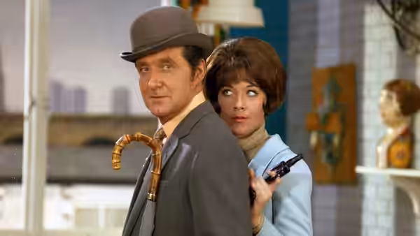 John Steed (Patrick Macnee) and Emma Peel (Diana Rigg) standing back to back