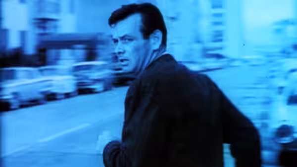 Richard Kimble (David Janssen) running on a city street looking back
