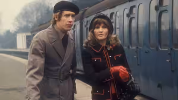Frank Spencer (Michael Crawford) and Betty Spencer (Michele Dotrice) on a station platform