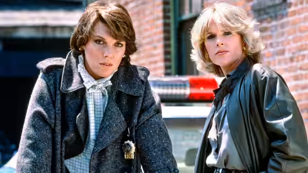 Mary Beth Lacey (Tyne Daly) and Christine Cagney (Sharon Gless) on a city street