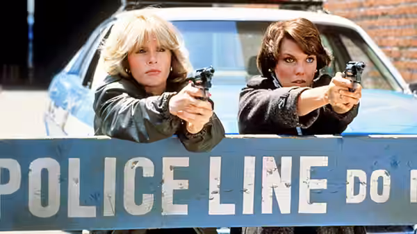 Christine Cagney (Meg Foster) and Mary Beth Lacey (Tyne Daly) aiming guns over police line