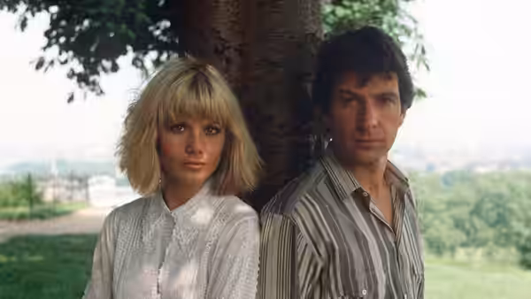 Makepeace (Glynis Barber) and Dempsey (Michael Brandon) standing by a tree