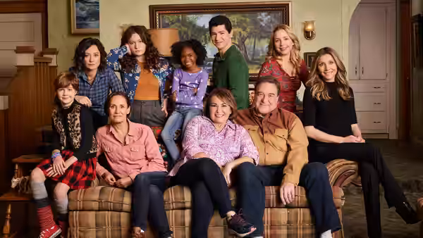 Roseanne Conner (Roseanne Barr) and Dan Conner (John Goodman) with extended family indoors