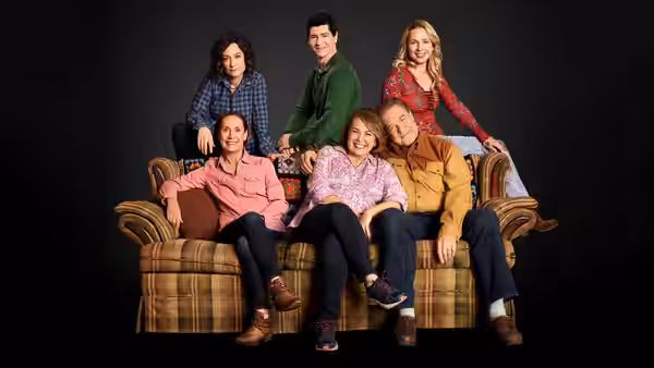 Roseanne Conner (Roseanne Barr) and Dan Conner (John Goodman) with family on a couch