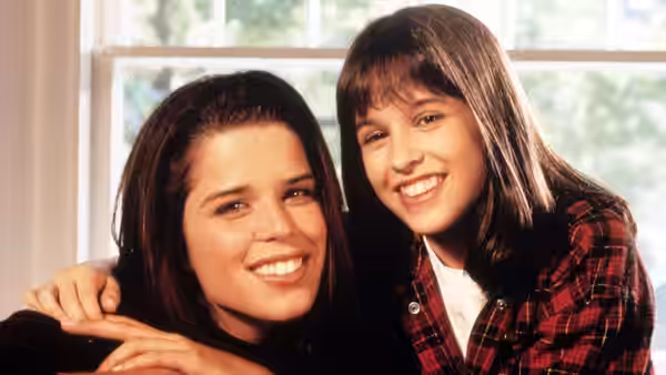 Julia Salinger (Neve Campbell) smiling with Claudia Salinger (Lacey Chabert)