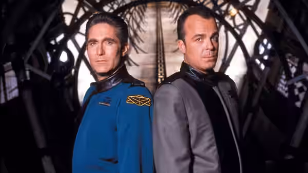 John Sheridan (Bruce Boxleitner) and Michael Garibaldi (Jerry Doyle) stand back to back