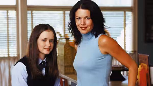 Rory (Alexis Bledel) seated next to Lorelai (Lauren Graham) in a kitchen