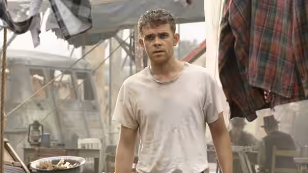 Ben Hawkins (Nick Stahl) standing in a dusty makeshift camp