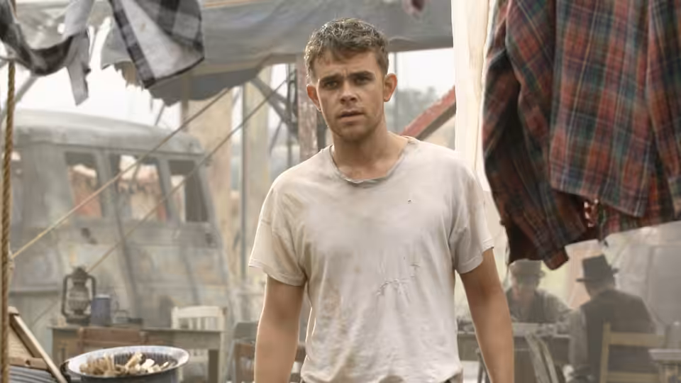 Ben Hawkins (Nick Stahl) standing in a dusty makeshift camp