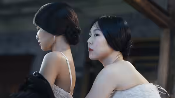 Lady Hideko (Kim Min-hee) and Sook-hee (Kim Tae-ri) sitting back to back in evening gowns