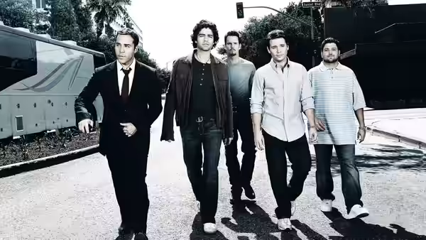 Eric (Kevin Connolly) and Vincent Chase (Adrian Grenier) walking with friends on a street