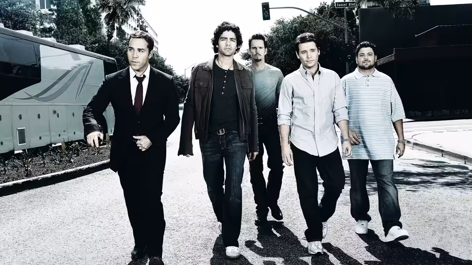 Eric (Kevin Connolly) and Vincent Chase (Adrian Grenier) walking with friends on a street