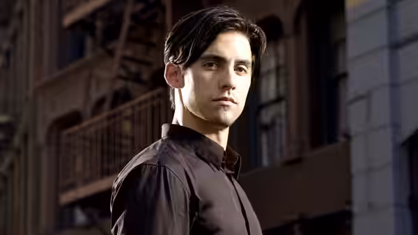 Gabriel 'Sylar' Gray (Zachary Quinto) stands on a city street at night