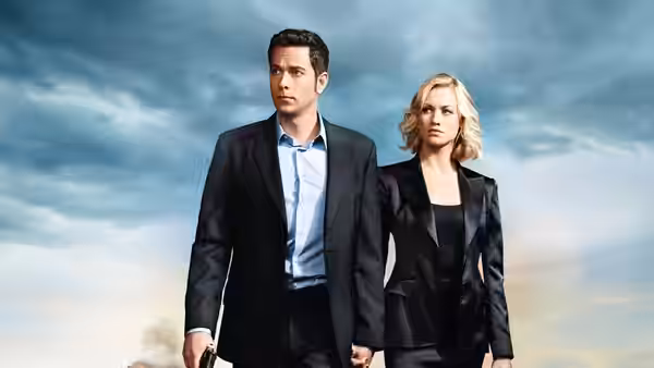 Chuck Bartowski (Zachary Levi) and Sarah Walker (Yvonne Strahovski) walking forward holding guns