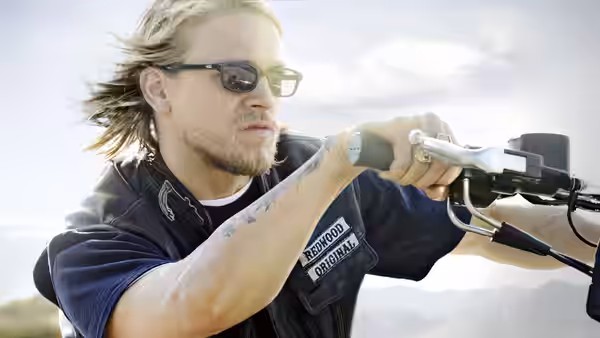 Jax Teller (Charlie Hunnam) gripping the handlebars of his motorcycle