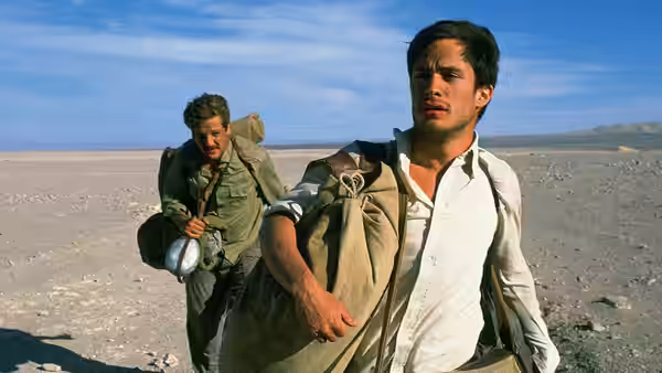 Ernesto (Gael García Bernal) and Alberto walking across a barren desert