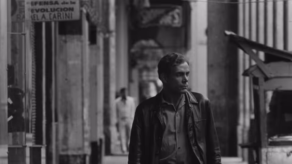 Sergio Carmona Mendoyo (Sergio Corrieri) stands in a city passage, looking to one side
