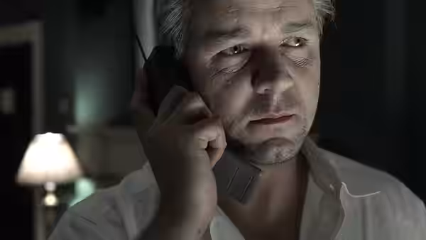 Jeffrey Wigand (Russell Crowe) holding a cordless phone to his ear