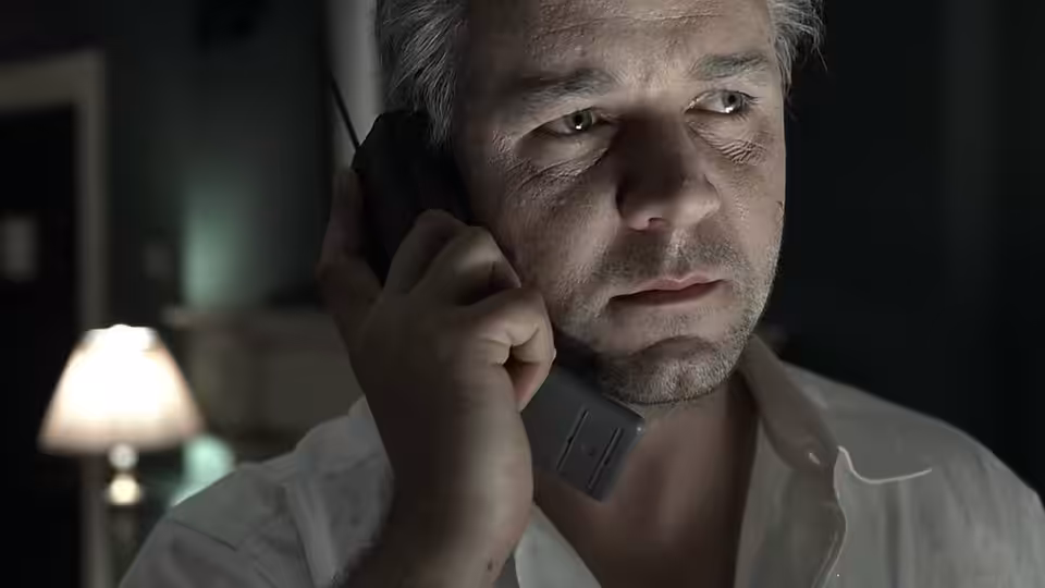Jeffrey Wigand (Russell Crowe) holding a cordless phone to his ear
