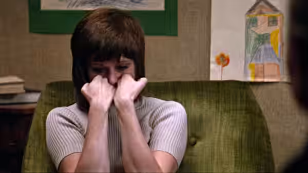 Bree Daniels (Jane Fonda) sits in a chair with her fists pressed to her face