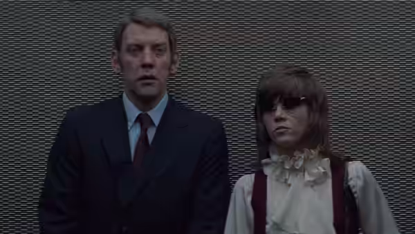 John Klute (Donald Sutherland) and Bree Daniels (Jane Fonda) stand side by side