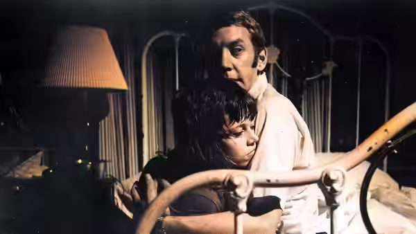 Bree Daniels (Jane Fonda) leans against John Klute (Donald Sutherland) beside a bed