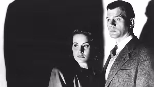 Anna Schmidt (Alida Valli) and Holly Martins (Joseph Cotten) stand together