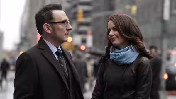 Harold Finch (Michael Emerson) and Iris Campbell (Wrenn Schmidt) on a city street