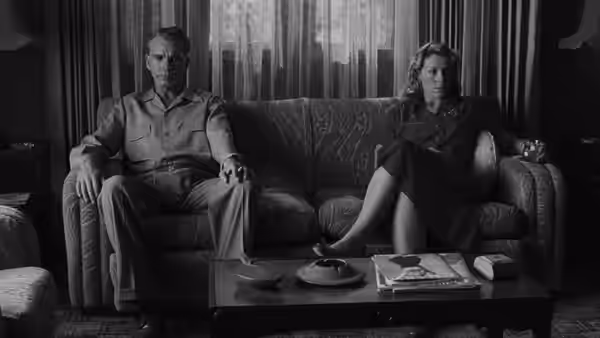 Ed Crane (Billy Bob Thornton) and Doris Crane (Frances McDormand) on a living room couch