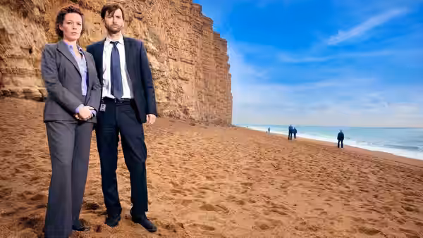 DS Ellie Miller (Olivia Colman) and DI Alec Hardy (David Tennant) on an empty beach with distant figures