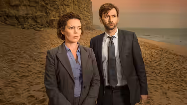 DS Ellie Miller (Olivia Colman) and DI Alec Hardy (David Tennant) on a sandy beach at sunset