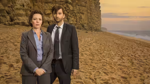 DS Ellie Miller (Olivia Colman) and DI Alec Hardy (David Tennant) posing on a beach near cliffs