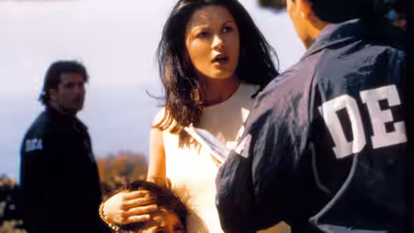 Helena Ayala (Catherine Zeta-Jones) talking to a DEA agent outdoors