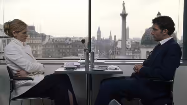 Anna (Julia Roberts) and Dan (Jude Law) sit across from each other at a restaurant table