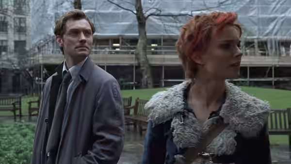 Dan (Jude Law) and Alice (Natalie Portman) walk through a park, looking in opposite directions
