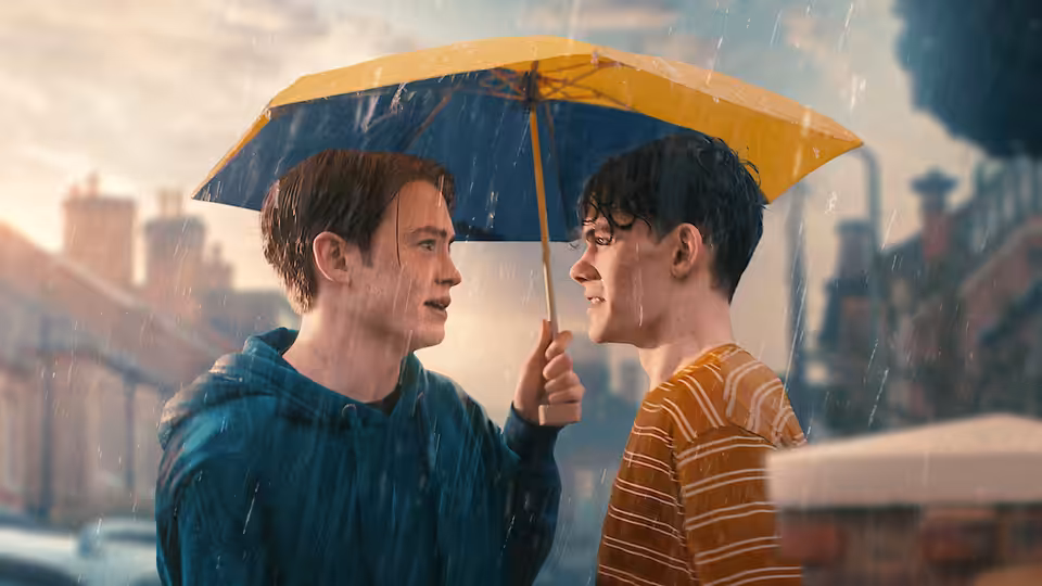 Nick Nelson (Kit Connor) and Charlie Spring (Joe Locke) sharing an umbrella in the rain