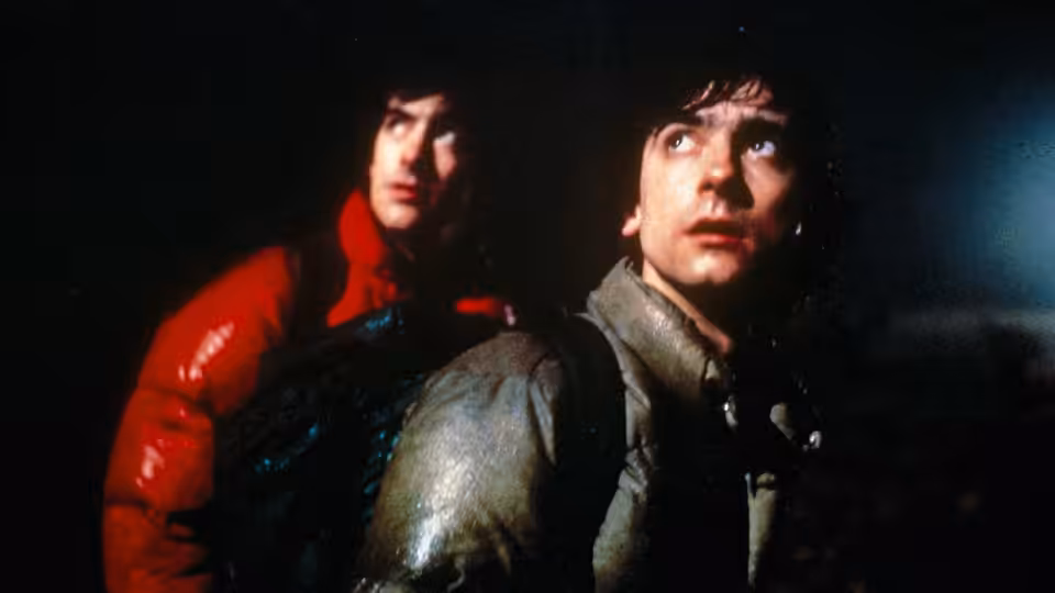 David Kessler (David Naughton) and Jack Goodman (Griffin Dunne) standing in darkness