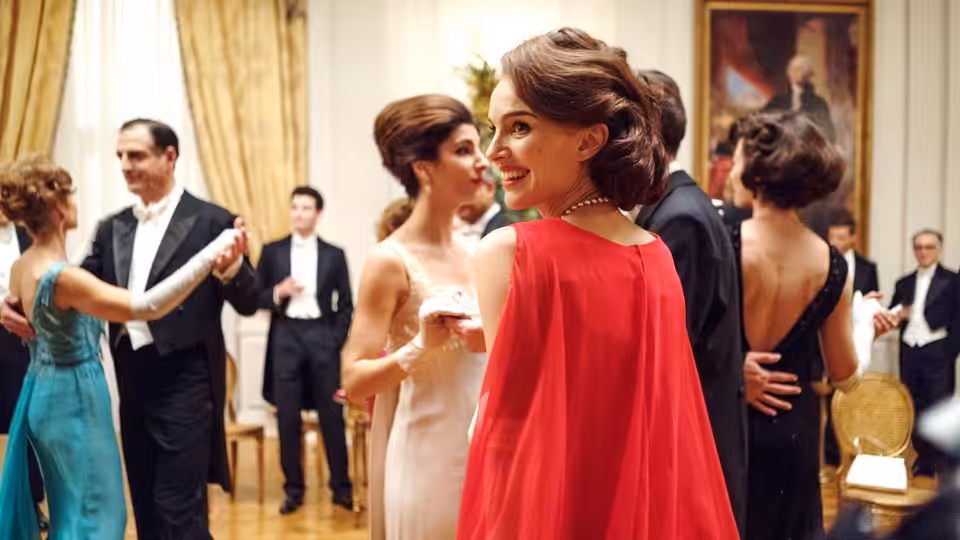 Jackie Kennedy (Natalie Portman) mingles with guests at a formal White House gathering