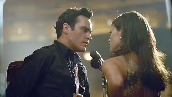 John R. Cash (Joaquin Phoenix) facing June Carter (Reese Witherspoon) at a microphone