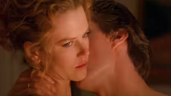 Alice Harford (Nicole Kidman) held close by Dr William Harford (Tom Cruise)