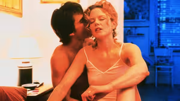 Alice Harford (Nicole Kidman) embraced by Dr William Harford (Tom Cruise) in a bedroom