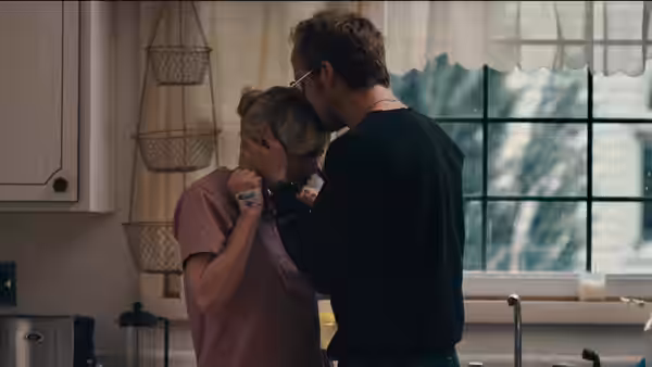 Dean (Ryan Gosling) kisses Cindy (Michelle Williams) in a kitchen