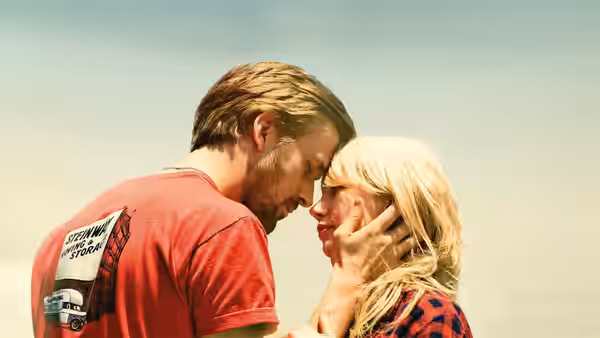 Dean (Ryan Gosling) and Cindy (Michelle Williams) share an intimate moment outdoors